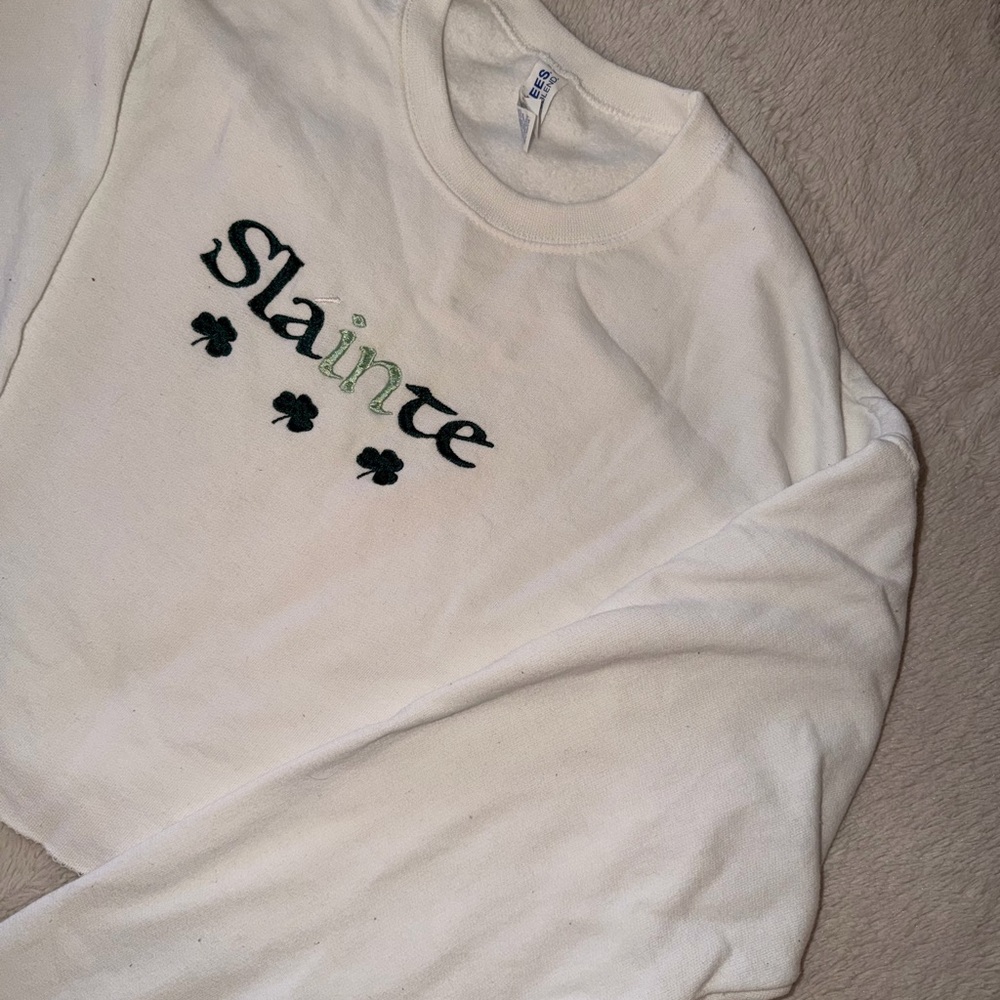 White cropped Irish Slainte Sweatshirt with Shamrock Design